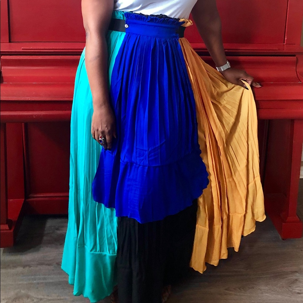 Maxi skirt color blocked pattern. Elastic waist